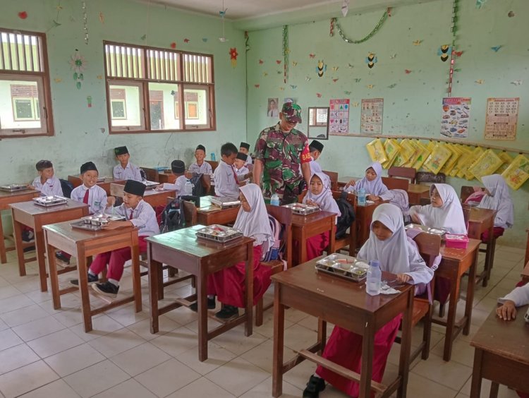 Babinsa Melaksanakan Pendampingan MBG