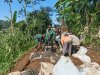 Babinsa Koramil 16 Pejawaran Karya Bakti Membuat Jalan Usaha Tani