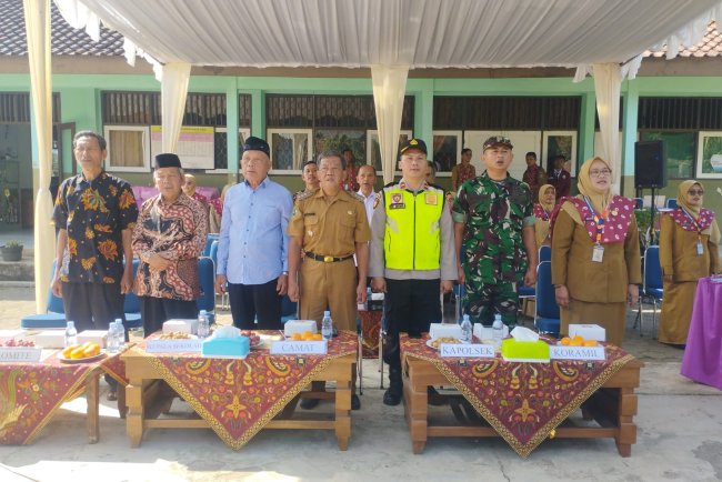 Babinsa Posramil Pagedongan Wakili Danposramil Hadiri Purnawiyata Kelas IX SMP Negeri 1 Pagedongan