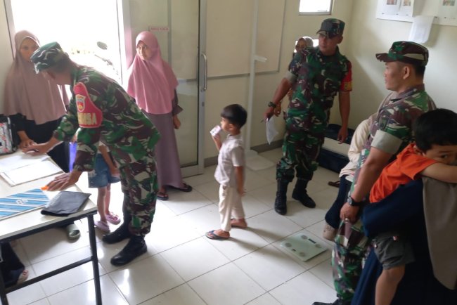 Babinsa Koramil 04 Karangkobar Bantu Bidan Desa Dampingi Giat Posyandu Balita
