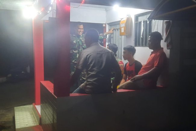 Anggota Koramil 12 Sigaluh Patroli Siskamling Bersama Warga Cegah Gangguan Kamtibmas