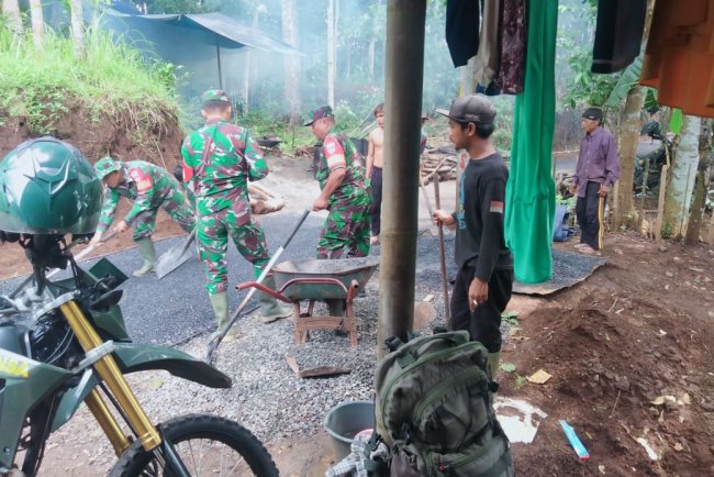 Danramil 08 Purwanegara Terjun Langsung Bantu Pengaspalan Jalan Usaha Tani di Desa Karangayar