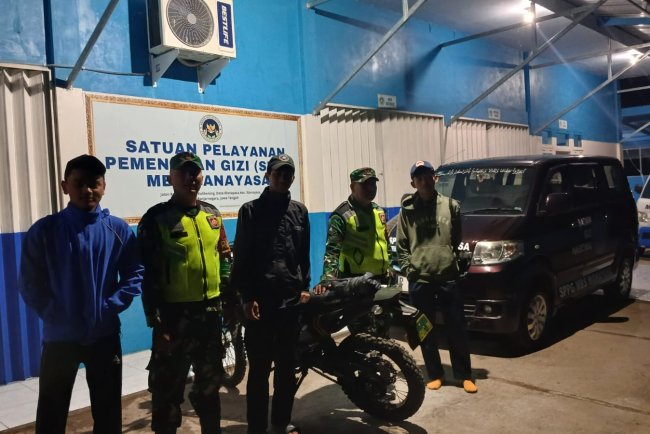 Babinsa melaksanakan Patroli Malam Menciptakan Kondusifitas Lingkungan