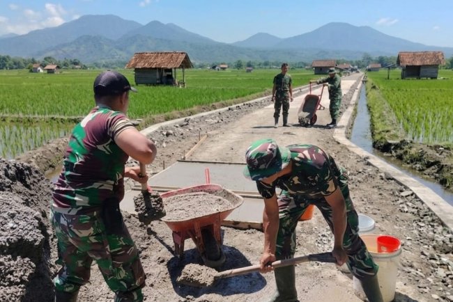Serda Sektiaji Terjun Langsung Bangun Jalan Usaha Tani di desa Blambangan