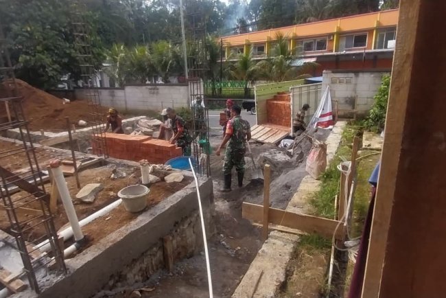 Semangat Gotong Royong Danramil Dan Babinsa Bantu Pembuatan Rumah Milik Warga