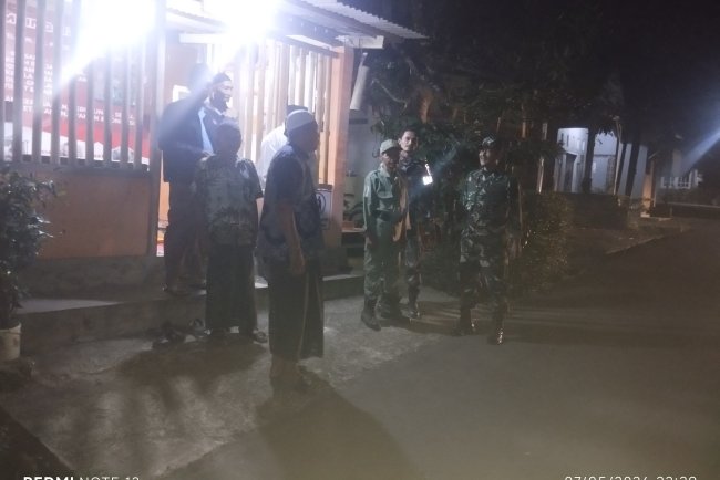 Danposramil Pagedongan Beserta Babinsa Dan Warga Gelar Patroli Siskamling