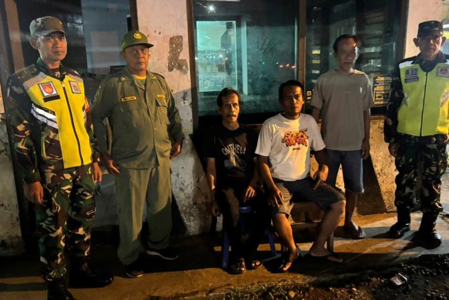BABINSA KORAMIL 02/KLAMPOK BERSAMA WARGA DAN SATLINMAS  MELAKSANAKAN KEGIATAN  SISKAMLING