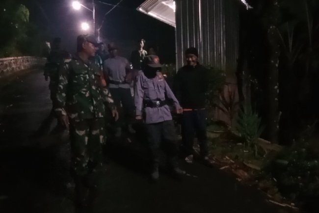 Babinsa bersama Warga dan Linmas melaksanakan Patroli Siskamling