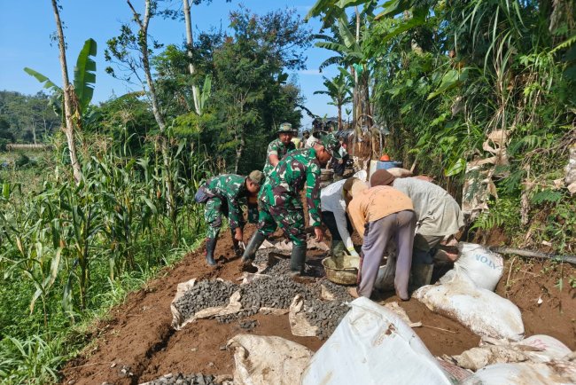 Babinsa Koramil 16 Pejawaran Karya Bakti Membuat Jalan Usaha Tani