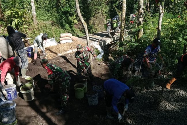 BABINSA MEMBANTU PEMBANGUNAN JALAN USAHA TANI