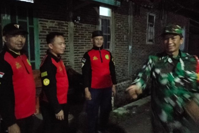 Babinsa Koramil 07 Mandiraja dan Kokam Perkuat Siskamling