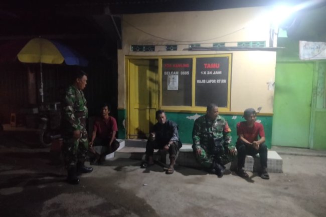 BABINSA BERSAMA WARGA MELAKSANAKAN SISKAMLING MENCIPTAKAN RASA AMAN DI WILAYAH BINAANNYA