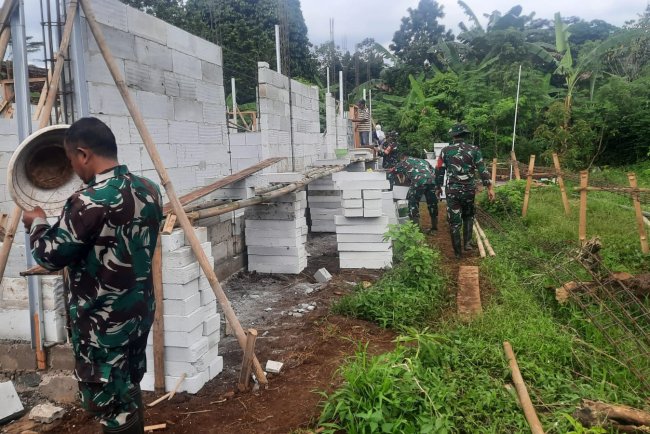 Koramil 03 Wanadadi Bersama Warga Gotong Royong Bangun Rumah