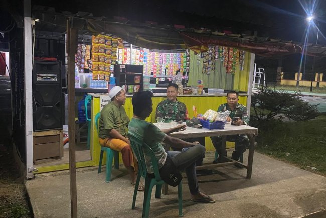 Babinsa Koramil 10 Bawang Intensifkan Patroli Malam di Pos Siskamling