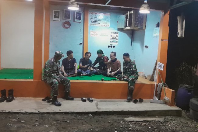 Anggota Koramil 12 Sigaluh Patroli Siskamling Bersama Warga Cegah Gangguan Kamtibmas