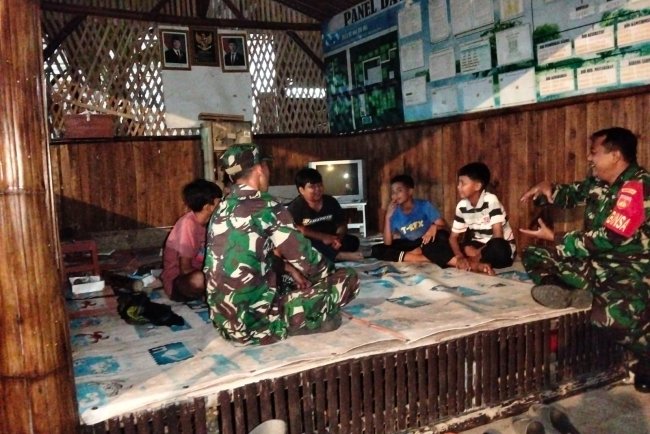 Tingkatkan Keamanan Babinsa Dengan Warga Melaksanakan Siskampling Di Wilayah Binaan
