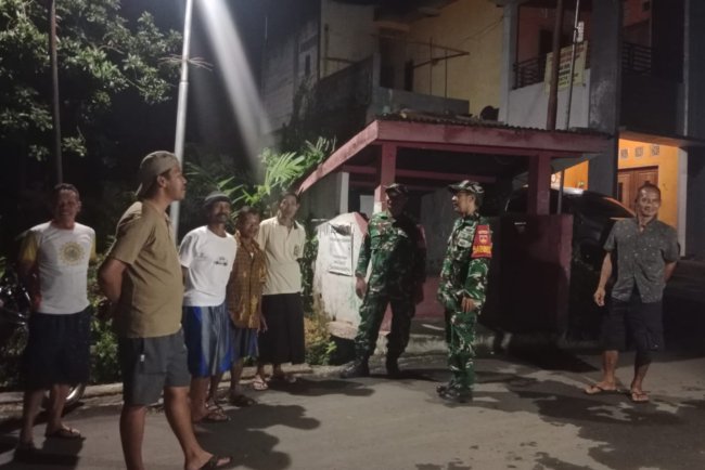 Patroli Rutin Piket Koramil 14 Madukara Sambangi Warga Sedang Ronda
