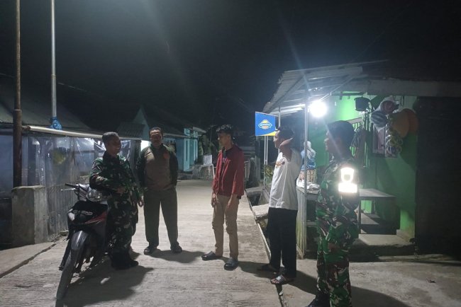 Ciptakan Keamanan Lingkungan Babinsa Koramil 17 Wanayasa melaksanakan Patroli Malam
