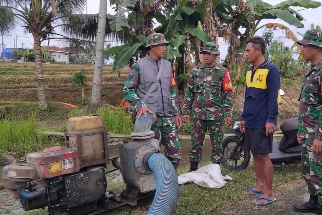 Pascabencana Longsor Koramil 10 Bawang Kawal Pengairan Irigasi Darurat di Desa Gemuruh