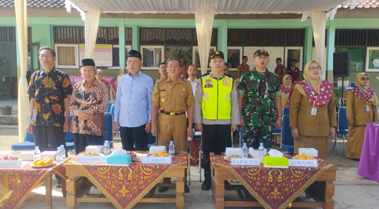 Babinsa Posramil Pagedongan Wakili Danposramil Hadiri Purnawiyata Kelas IX SMP Negeri 1 Pagedongan