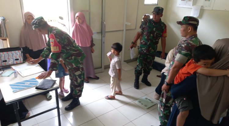 Babinsa Koramil 04 Karangkobar Bantu Bidan Desa Dampingi Giat Posyandu Balita