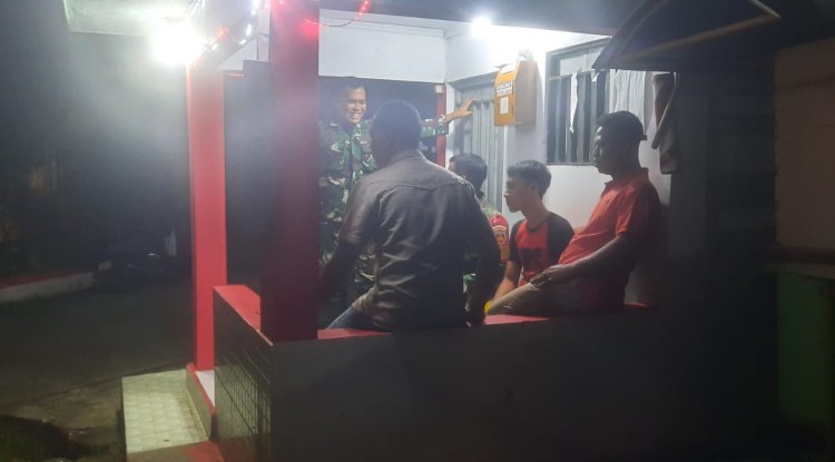 Anggota Koramil 12 Sigaluh Patroli Siskamling Bersama Warga Cegah Gangguan Kamtibmas