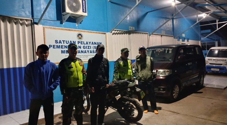 Babinsa melaksanakan Patroli Malam Menciptakan Kondusifitas Lingkungan