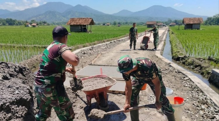 Serda Sektiaji Terjun Langsung Bangun Jalan Usaha Tani di desa Blambangan