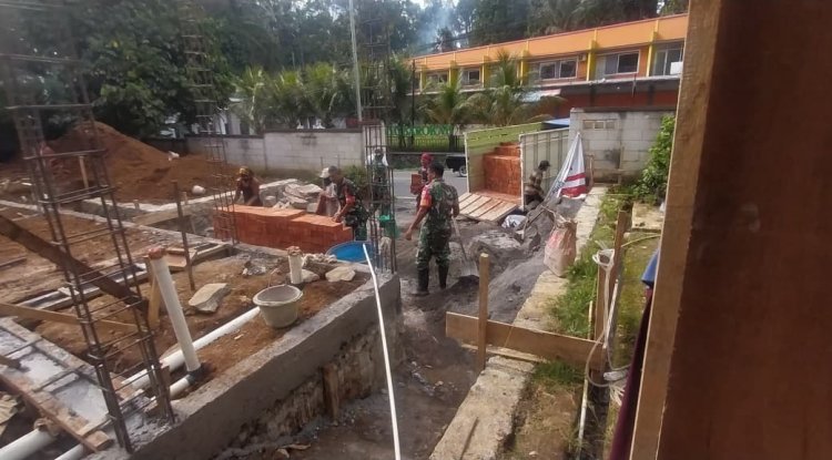Semangat Gotong Royong Danramil Dan Babinsa Bantu Pembuatan Rumah Milik Warga