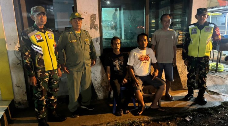 BABINSA KORAMIL 02/KLAMPOK BERSAMA WARGA DAN SATLINMAS  MELAKSANAKAN KEGIATAN  SISKAMLING