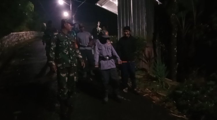 Babinsa bersama Warga dan Linmas melaksanakan Patroli Siskamling