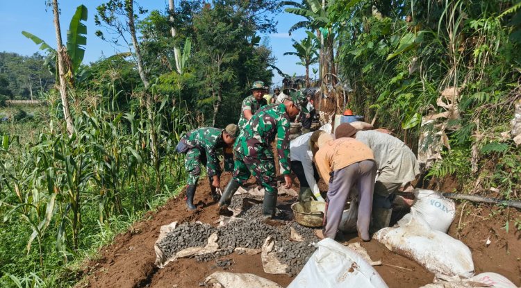 Babinsa Koramil 16 Pejawaran Karya Bakti Membuat Jalan Usaha Tani