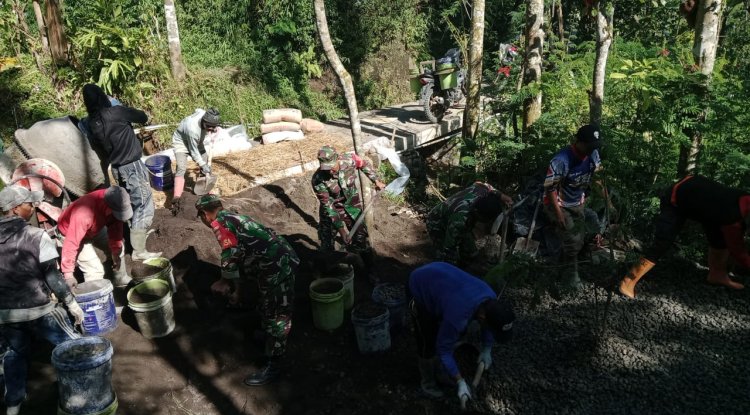 BABINSA MEMBANTU PEMBANGUNAN JALAN USAHA TANI