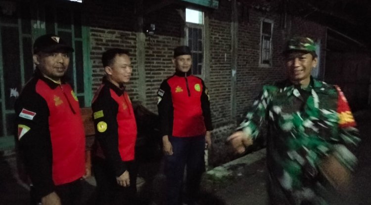 Babinsa Koramil 07 Mandiraja dan Kokam Perkuat Siskamling
