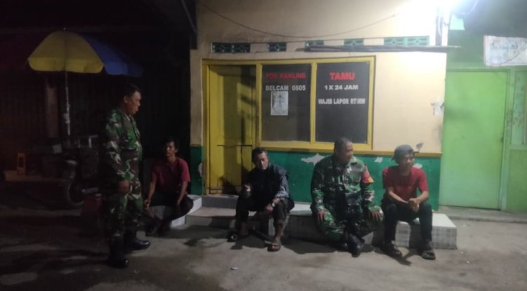 BABINSA BERSAMA WARGA MELAKSANAKAN SISKAMLING MENCIPTAKAN RASA AMAN DI WILAYAH BINAANNYA