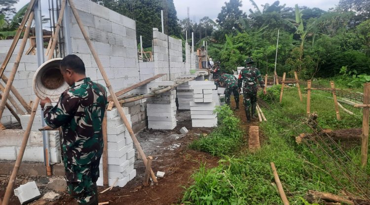 Koramil 03 Wanadadi Bersama Warga Gotong Royong Bangun Rumah