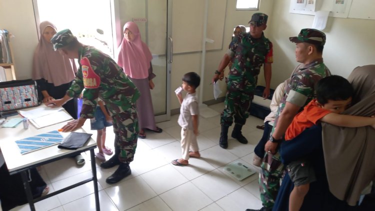 Babinsa Koramil 04 Karangkobar Bantu Bidan Desa Dampingi Giat Posyandu Balita