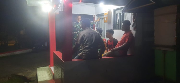 Anggota Koramil 12 Sigaluh Patroli Siskamling Bersama Warga Cegah Gangguan Kamtibmas
