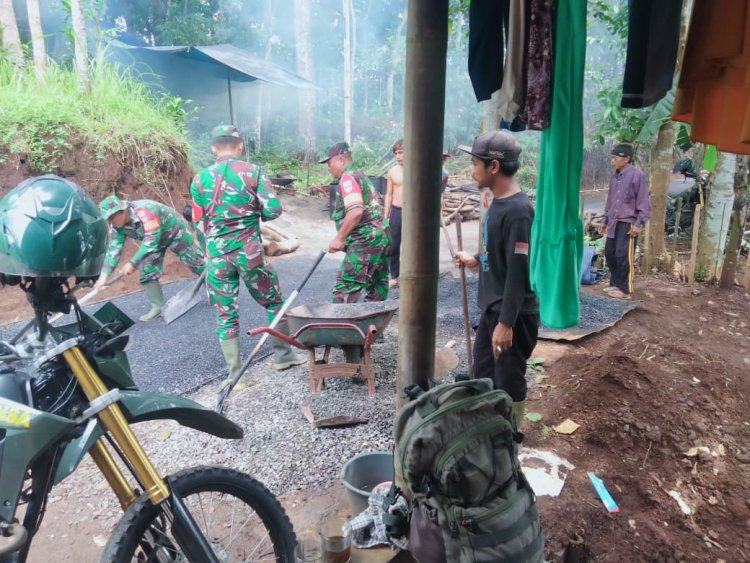 Danramil 08 Purwanegara Terjun Langsung Bantu Pengaspalan Jalan Usaha Tani di Desa Karangayar