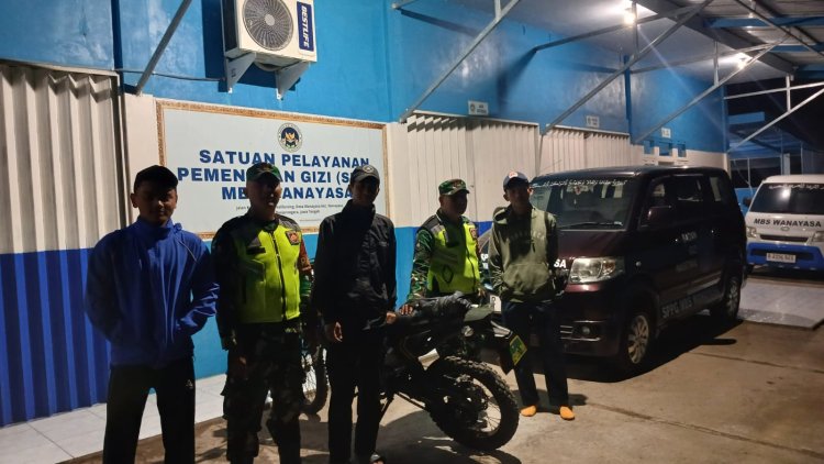 Babinsa melaksanakan Patroli Malam Menciptakan Kondusifitas Lingkungan