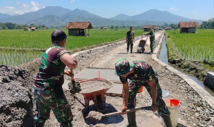 Serda Sektiaji Terjun Langsung Bangun Jalan Usaha Tani di desa Blambangan