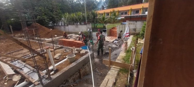 Semangat Gotong Royong Danramil Dan Babinsa Bantu Pembuatan Rumah Milik Warga
