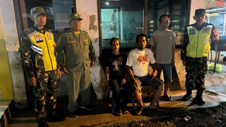 BABINSA KORAMIL 02/KLAMPOK BERSAMA WARGA DAN SATLINMAS  MELAKSANAKAN KEGIATAN  SISKAMLING