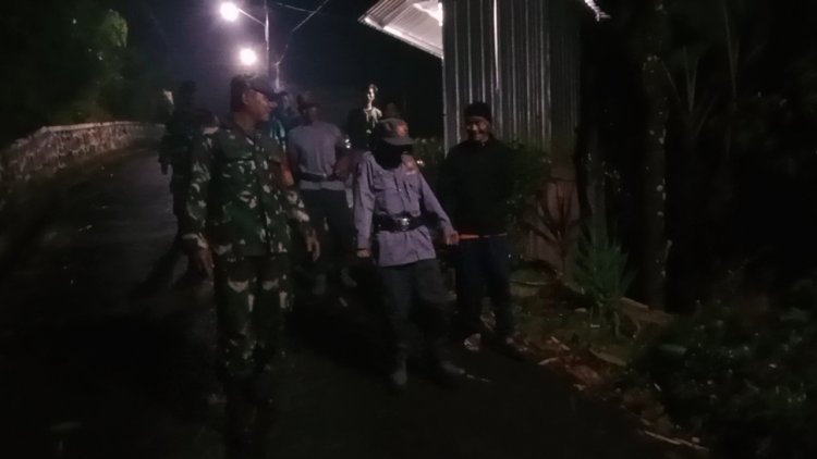 Babinsa bersama Warga dan Linmas melaksanakan Patroli Siskamling