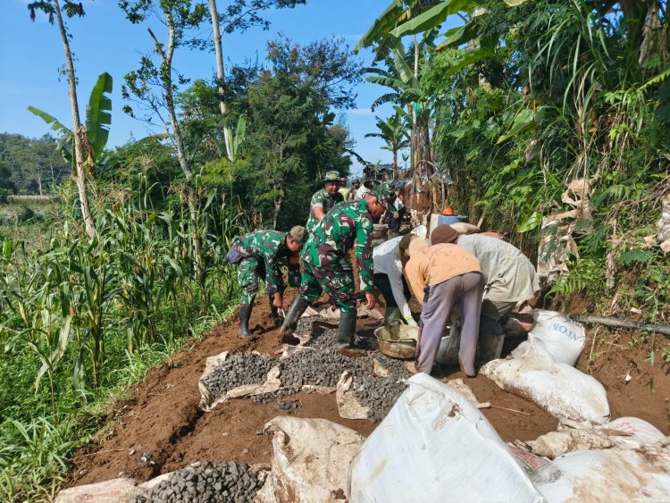 Babinsa Koramil 16 Pejawaran Karya Bakti Membuat Jalan Usaha Tani