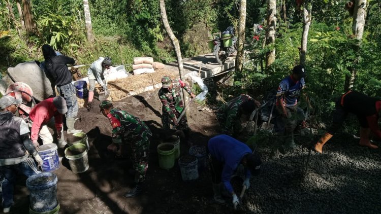 BABINSA MEMBANTU PEMBANGUNAN JALAN USAHA TANI