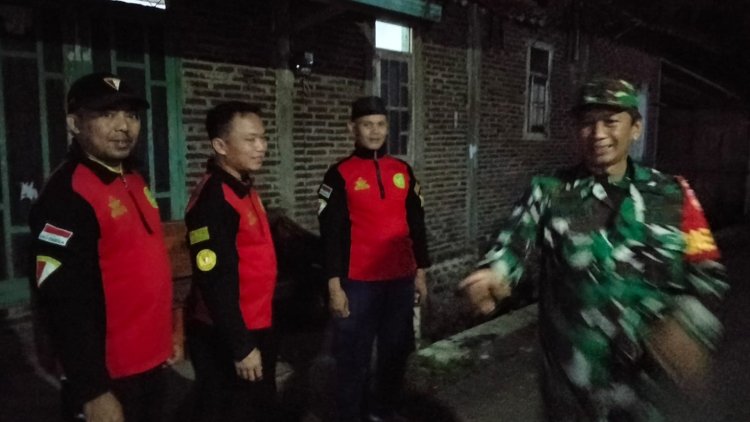 Babinsa Koramil 07 Mandiraja dan Kokam Perkuat Siskamling