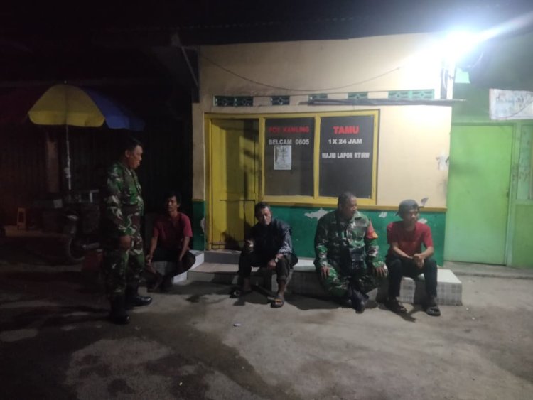 BABINSA BERSAMA WARGA MELAKSANAKAN SISKAMLING MENCIPTAKAN RASA AMAN DI WILAYAH BINAANNYA