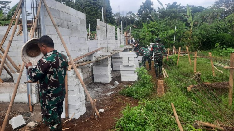 Koramil 03 Wanadadi Bersama Warga Gotong Royong Bangun Rumah