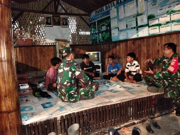 Tingkatkan Keamanan Babinsa Dengan Warga Melaksanakan Siskampling Di Wilayah Binaan